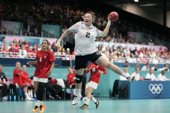 Korea's Song Ji-young attempts to score past Denmark players during a women's handball match in Paris on Saturday.  [AP/YONHAP]