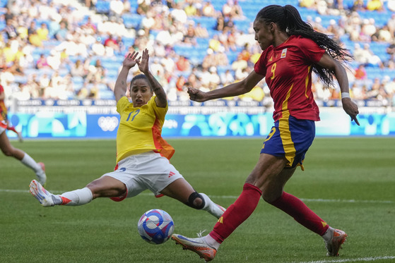 Spain's Salma Paralluelo shoots as Colombia's Carolina Arias defends, during the women's quarterfinal match at the Paris Olympics at Lyon Stadium in Decines, France on Saturday. [AP/YONHAP]