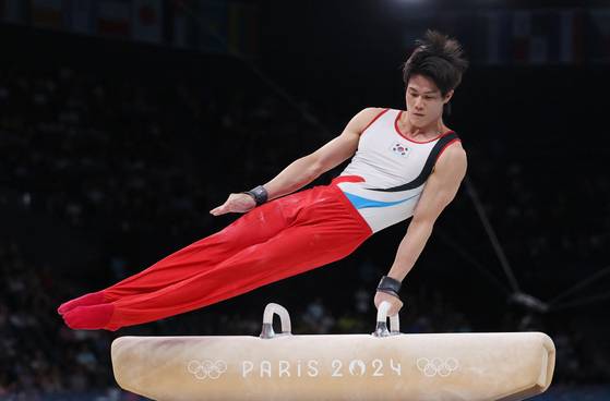 Hur Woong of Korea competes in the men's pommel horse final at the Bercy Arena in Paris on Saturday.  [REUTERS/YONHAP]