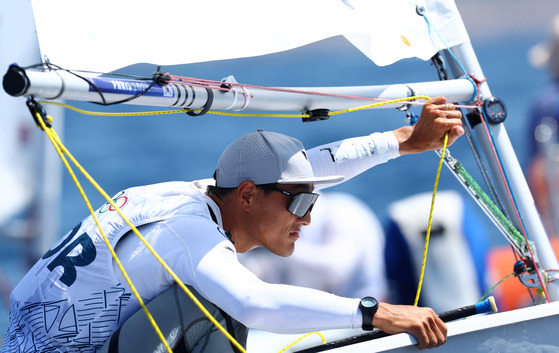 Ha Jee-min of Korea in action in the men's dinghy competition in Marseille on Sunday.  [REUTERS/YONHAP]