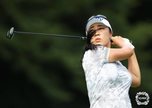 4일 제주도 블랙스톤 제주 골프장에서 끝난 KLPGA투어 하반기 개막전 제주삼다수 마스터스에서 우승한 윤이나가 2번 홀에서 티샷을 날리고 있다. KLPGA