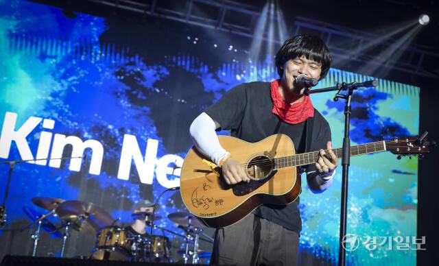 4일 오후 인천 송도달빛축제공원에서 열린 '2024 인천 펜타포트 락 페스티벌'에서 김늑이 멋진 공연을 펼치고 있다. 특별취재반