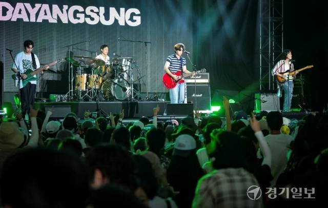 4일 오후 인천 송도달빛축제공원에서 열린 '2024 인천 펜타포트 락 페스티벌'에서 다양성이 멋진 공연을 펼치고 있다. 특별취재반