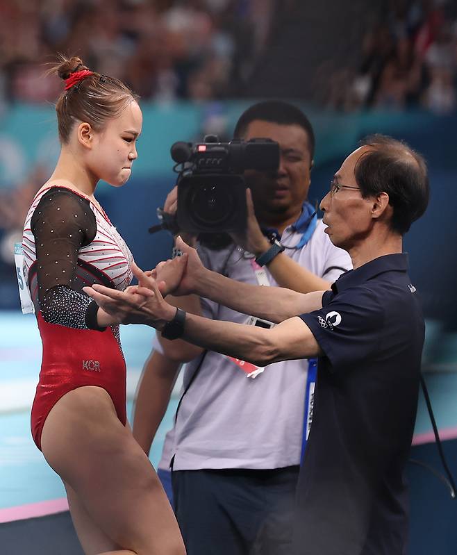 4일(한국시간) 프랑스 파리 베르시 경기장에서 열린 2024 파리올림픽 체조 여자 도마 결선에서 여서정이 2차 시기를 마친 뒤 경기장을 나서며 감독의 위로를 받고 았다. 연합뉴스