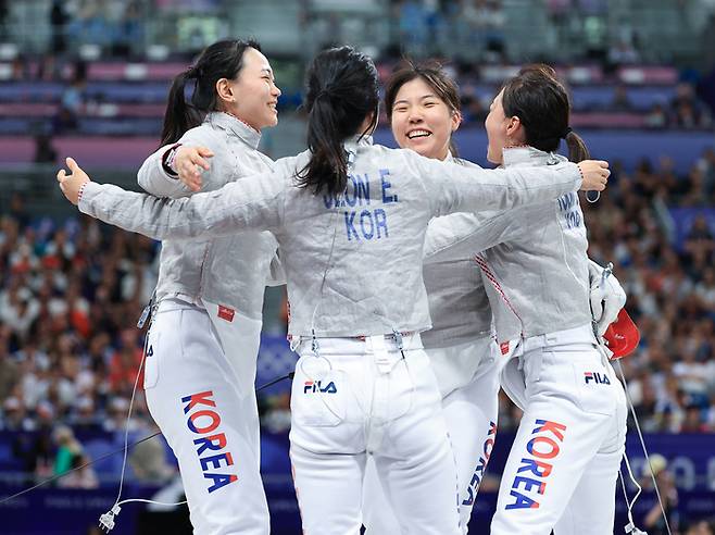 대한민국 펜싱 대표팀 윤지수, 전하영, 최세빈, 전은혜 선수가 3일 오후(한국시간) 프랑스 파리 그랑 팔레에서 2024 파리올림픽 여자 사브르 단체 8강 미국과의 경기에서 승리한 후 기뻐하고 있다 . 기세를 이어간 한국은 프랑스와 우크라이나까지 제압하며 금메달을 따냈다. 뉴스1