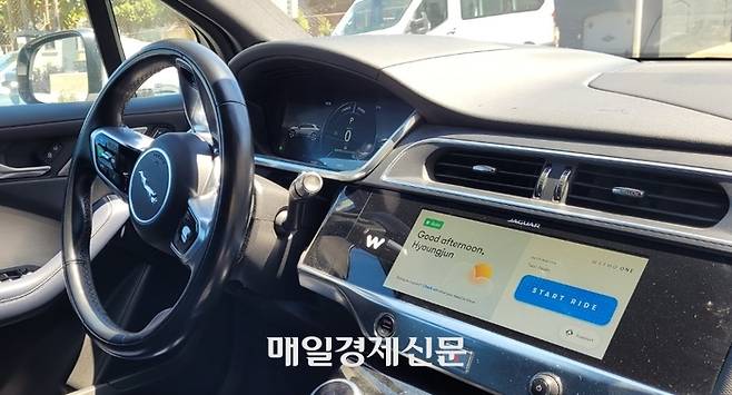 웨이모 로보택시에 탑승해 안전띠를 착용한 뒤 화면에 표시된 ‘운행 시작(Start ride)’ 버튼을 누르면 택시가 출발한다. <사진=임형준 기자>