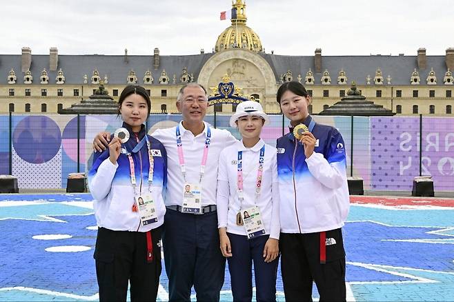 정의선 현대차그룹 회장이 3일(현지시간) 양궁 여자 개인전 시상식 후 남수현(맨 왼쪽), 전훈영(오른쪽 둘째), 임시현(맨 오른쪽)과 기념촬영을 하고 있다. 대한양궁협회