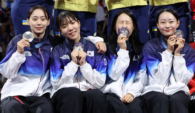 대한민국 펜싱 대표팀 윤지수, 전하영, 최세빈, 전은혜 선수가 4일(한국시간) 프랑스 파리 그랑 팔레에서 열린 2024 파리올림픽 여자 사브르 단체 시상식에서 메달리스트들과 기념촬영을 하고 있다. /사진=뉴스1