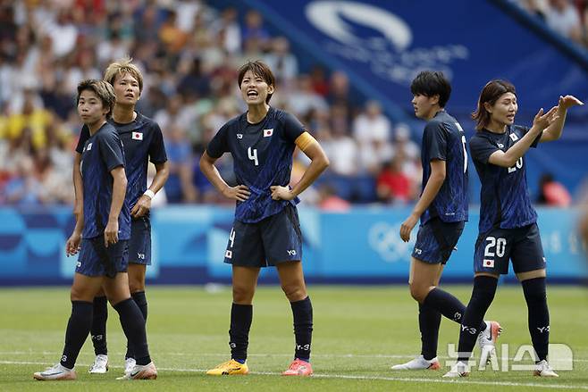 [파리=AP/뉴시스] 2024 파리 올림픽 여자 축구 8강에서 탈락한 일본. 2024. 8. 3.