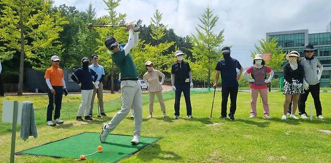 하계 방학을 맞은 대구경북 초중등 교원들이 영진전문대 파크골프경영과가 개설한 파크골프 직무연수에 참가하고 있다.  *재판매 및 DB 금지