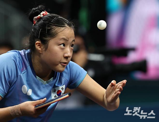 대한민국 탁구 대표팀 신유빈이 3일(한국시간) 프랑스 파리 사우스 파리 아레나 4에서 열린 2024 파리올림픽 탁구 여자 단식 동메달 결정전에서 일본 히나 하야타와와 경기를 하고 있다. 파리=올림픽사진공동취재단/황진환 기자