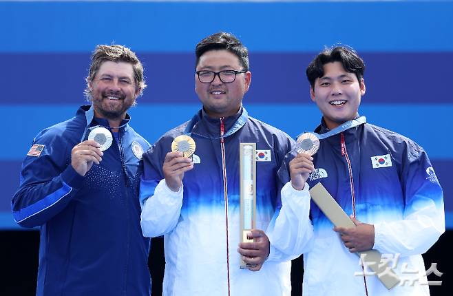 김우진과 이우석이 4일(현지시간) 프랑스 파리 앵발리드에서 열린 2024파리올림픽 양궁 남자 개인 시상식에서 미국 브래디 엘리슨과 메달 세리머니를 하고 있다. 2024.8.4 파리=올림픽사진공동취재단/JI 황진환 기자