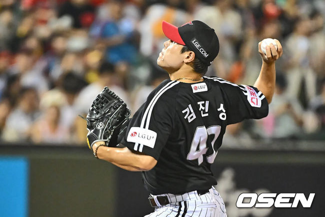 [OSEN=울산, 이석우 기자] 3일 울산 문수야구장에서 2024 신한 SOL 뱅크 KBO 리그 롯데 자이언츠와 LG 트윈스의 경기가 열렸다. 홈팀 롯데는 반즈가 선발로 방문팀 LG는 최원태가 선발로 나섰다.LG 트윈스 김진성이 역투하고 있다. 2024.08.03 / foto0307@osen.co.kr