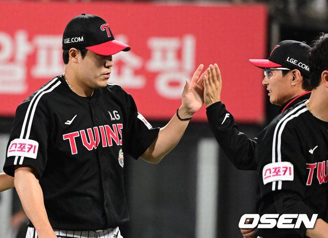 [OSEN=수원, 김성락 기자] 프로야구&nbsp;LG 트윈스가&nbsp;KT 위즈를 꺾고 2연승을 달렸다.&nbsp;LG는 18일 수원 KT위즈파크에서 열린 2024 KBO리그 KT와 경기에서 7-6으로 승리했다. LG는 전날 13-5 대승에 이어 위닝을 확보했다.&nbsp;9회 무사 만루 역전 위기에서 김진성이 막아냈다.경기 종료 후 LG 김진성, 염경엽 감독이 기쁨을 나누고 있다. 2024.05.18 / ksl0919@osen.co.kr