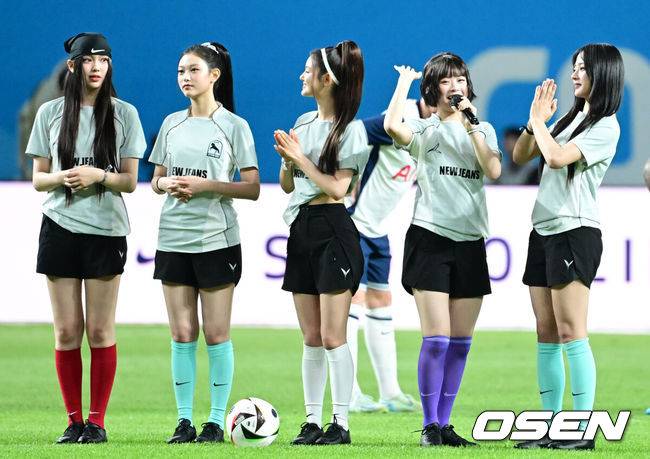 [OSEN=서울월드컵경기장, 김성락 기자]3일 오후 서울월드컵경기장에서 쿠팡플레이 시리즈 토트넘 훗스퍼와 바이에른 뮌헨의 경기가 열렸다.손흥민과 김민재가 나란히 선발로 나서면서 팬들이 고대하던&nbsp;'국가대표 공수 맞대결'이 성사됐다.&nbsp;대한민국 국가대표팀에서 오랫동안 호흡을 맞춰온 둘은 처음으로 서로를 적으로 상대하게 됐다.경기 시작에 앞서 그룹 뉴진스가 관중에게 인사하고 있다. 2024.08.03 / ksl0919@osen.co.kr