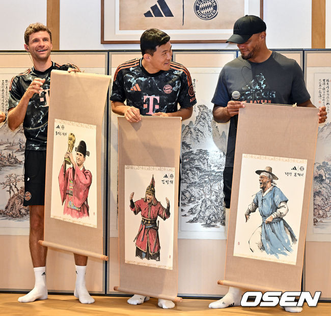 [OSEN=조은정 기자] FC 바이에른 뮌헨 방한 기념 팬미팅이 4일 오후 서울 강남구 아디다스 강남브랜드센터에서 열렸다.뮌헨은 3일 오후 8시 서울월드컵경기장에서 열린 토트넘과 2024 쿠팡플레이 시리즈 2경기에서 2-1로 이겼다.뮌헨 토마스 뮐러(왼쪽부터), 김민재, 콤파니 감독이 초상화를 선물받고 기뻐하고 있다. 2024.08.04 /cej@osen.co.kr