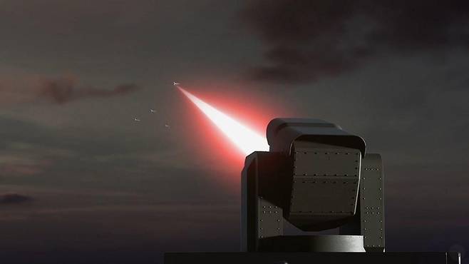 레이저 무기가 공중의 드론들을 요격하는 상상도. 세계일보 자료사진