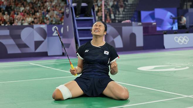 ▲ 4일(현지시간) 프랑스 파리 포르트드 라 샤펠 아레나에서 열린 2024 파리올림픽 배드민턴 여자 단식 4강전에서 한국&nbsp;안세영이 인도네시아 그레고리아 마리스카 툰중을 상대로 승리하며 결승 진출을 확정 지은 뒤 환호하고 있다. ⓒ연합뉴스