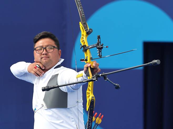 ▲ 김우진(청주시청)은 4일(한국시간) 프랑스 파리의 앵발리드에서 열린 2024 파리올림픽 양궁 남자 개인 결승전에서 미국의 브레이디 엘리슨과 5-5로 비긴 뒤, 슛오프 끝에 금메달을 차지했다. 슛오프에서 두 선수는 나란히 10점을 쐈다. 이제 정중앙 기준으로 어느 화살이 더 가까운지를 판독해야 했다. 그리고 김우진은 엘리슨의 마지막 화살보다 약 5mm 정도가 중앙에 가까웠다. 고작 5mm 정도가 두 사람의 승부를 갈랐다. ⓒ연합뉴스