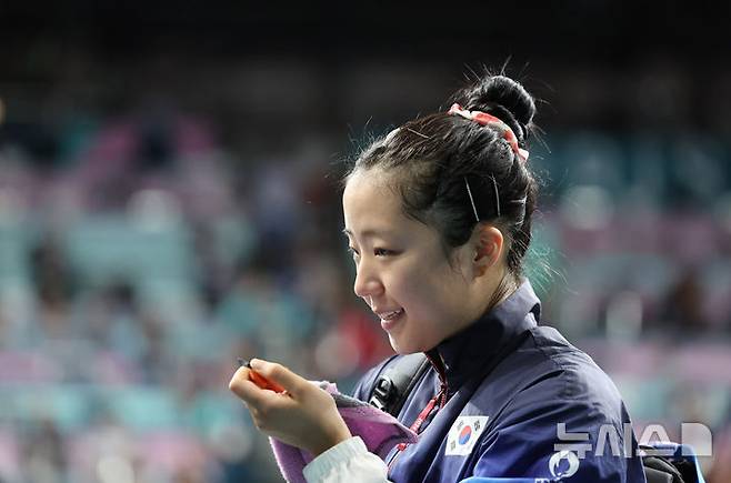 대한민국 탁구 대표팀 신유빈이 3일(현지시각) 프랑스 파리 사우스 파리 아레나4에서 열린 2024 파리 올림픽 탁구 여자 단식 동메달 결정전 일본 하야타 히나와의 경기에서 패한 뒤 아쉬워고 있다. 눈물이 살짝 맺힌 신유빈의 모습.  /사진=뉴시스