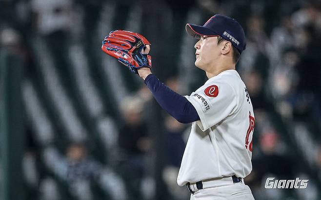 롯데 투수 최준용은 오는 6일 오른쪽 어깨 견관절을 수술받는다. 재활기간이 4개월이라 올해는 더 이상 공을 던질 수 없다. 롯데 자이언츠