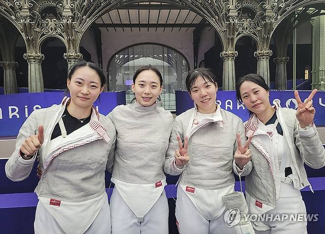 한국 여자 사브르팀, 프랑스 꺾고 결승 진출 (파리=연합뉴스) 최송아 기자 = 한국 여자 사브르 대표팀이 3일 오후(현지시간) 프랑스 파리 그랑팔레에서 열린 2024 파리 올림픽 여자 사브르 단체전에서 프랑스팀을 꺾고 결승에 진출한 뒤 포즈를 취하고 있다.     (왼쪽부터) 최세빈, 윤지수, 전하영, 전은혜. 2024.8.4 songa@yna.co.kr