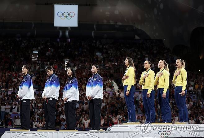 우크라이나, 펜싱 여자 사브르 단체 우승 (파리=연합뉴스) 김인철 기자 = 3일 오후(현지시간) 프랑스 파리 그랑팔레에서 열린 2024 파리 올림픽 펜싱 여자 사브르 단체전 결승전에서 한국을 꺾고 우승을 차지한 우크라이나 선수들이 시상대에 올라 애국가를 부르고 있다. 2024.8.4 yatoya@yna.co.kr