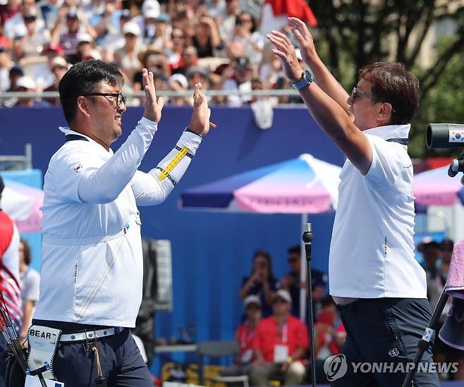 김우진, 금메달이다! (파리=연합뉴스) 임화영 기자 = 4일(현지시간) 프랑스 파리 레쟁발리드에서 열린 2024 파리올림픽 양궁 남자 개인전 결승전에서 승리해 금메달을 차지한 한국 김우진이 기뻐하고 있다. 2024.8.4 hwayoung7@yna.co.kr