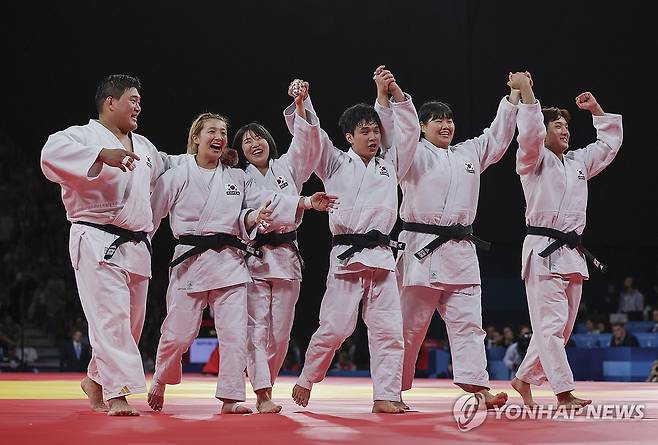 한국 유도, 투혼의 혼성 단체전 동메달 (파리=연합뉴스) 신준희 기자 = 3일(현지시간) 프랑스 파리 샹드마르스 경기장에서 열린 대회 유도 혼성단체전 동메달 결정전에서 마지막 대전에 나선 한국의 안바울이 혈전끝에 승리한 뒤 경기에 참가한 선수들이 기뻐하고 있다.
    한국 혼성유도팀은 독일을 4-3으로 꺾어 동메달을 획득했다. 2024.8.4 hama@yna.co.kr