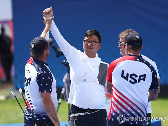 김우진, 금메달 축하합니다 (파리=연합뉴스) 신준희 기자 = 4일(현지시간) 프랑스 파리 레쟁발리드에서 열린 2024 파리올림픽 양궁 남자 개인전 결승전에서 승리해 금메달을 차지한 한국 김우진이 기뻐하고 있다. 2024.8.4 hama@yna.co.kr