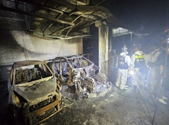 인천소방본부가 지난 1일 오전 6시15분쯤 서구 청라동 아파트 지하주차장에 주차된 전기차량 화재와 관련 관계기관과 합동감식을 진행하고 있다.  사진=뉴스1