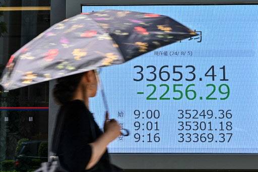5일 도쿄 증권거래소 앞을 행인이 지나가고 있다.(사진=AFP)