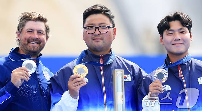 대한민국 남자 양궁 대표팀 김우진 선수가 4일 오후(한국시간) 프랑스 파리 앵발리드에서 2024 파리올림픽 남자 양궁 개인전 시상식에서 은메달을 획득한 미국 브디 엘리슨과 동메달을 획득한 이우석과 기념촬영을 하고 있다. 2024.8.4/뉴스1 ⓒ News1 박정호 기자