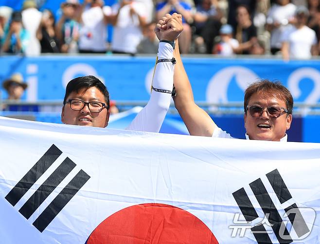 대한민국 남자 양궁 대표팀 김우진 선수가 4일 오후(한국시간) 프랑스 파리 앵발리드에서 2024 파리올림픽 남자 양궁 개인전 금메달 결정전 미국의 브래디 엘리슨 선수와의 경기에서 슛오프 접전 끝에 금메달을 획득한 후 기뻐하고 있다. 2024.8.4/뉴스1 ⓒ News1 박정호 기자