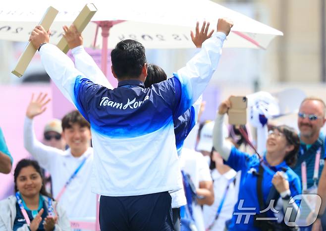 대한민국 남자 양궁 대표팀 김우진, 이우석 선수가 4일 오후(한국시간) 프랑스 파리 앵발리드에서 2024 파리올림픽 남자 양궁 개인전 시상식을 마친 후 동료들의 축하를 받고 있다. 2024.8.4/뉴스1 ⓒ News1 박정호 기자