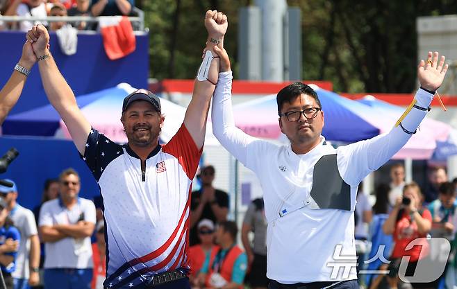 대한민국 남자 양궁 대표팀 김우진 선수가 4일 오후(한국시간) 프랑스 파리 앵발리드에서 2024 파리올림픽 남자 양궁 개인전 금메달 결정전 미국의 브래디 엘리슨 선수와의 경기에서 슛오프 접전 끝에 금메달을 획득한 후 기뻐하고 있다. 2024.8.4/뉴스1 ⓒ News1 박정호 기자