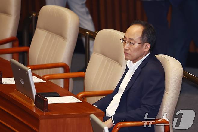 추경호 국민의힘 원내대표가 5일 오후 서울 여의도 국회에서 열린 제417회 국회(임시회) 제1차 본회의에 참석해 자리해 있다. 2024.8.5/뉴스1 ⓒ News1 김민지 기자