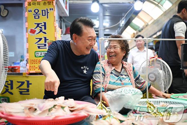 윤석열 대통령이 여름휴가 첫날인 5일 오후 경남 통영중앙시장을 찾아 상인과 대화를 나누고 있다. (대통령실 제공) 2024.8.5/뉴스1 ⓒ News1 박지혜 기자