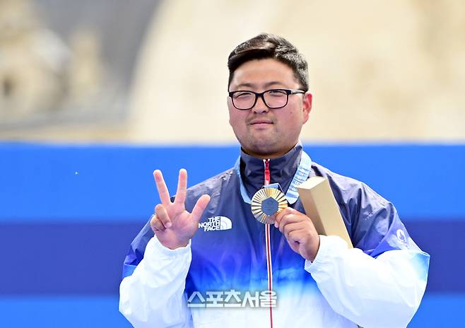 양궁 국가대표 김우진이 4일(한국 시간) 프랑스 파리 앵발리드에서 열린 파리올림픽 양궁 남자 개인전 미국의 브래디 엘리슨과의 결승전에서 승리하며 3관왕을 달성한 뒤 손가락 세 개를 펼쳐보이고 있다. 김우진은 한국 선수 올림픽 역다 최다인 5개의 금메달을 획득했다. 2024. 8. 4.  파리 | 박진업 기자 upandup@sportsseoul.com