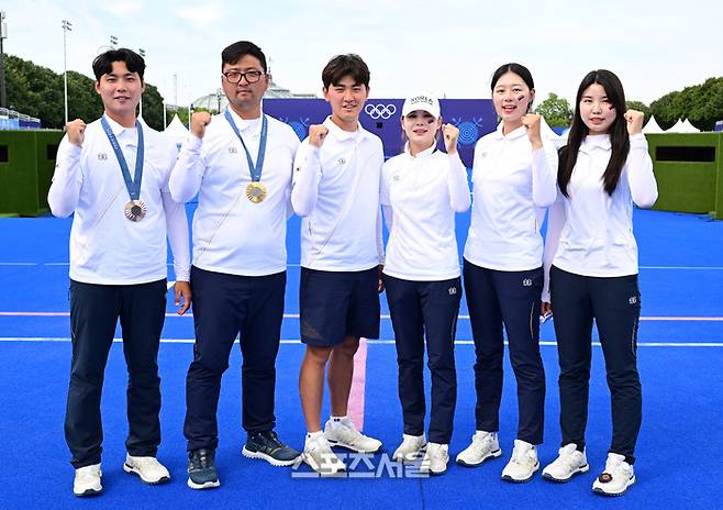 대한민국 양궁 대표팀이 4일 프랑스 파리 앵발리드에서 열린 파리올림픽 양궁 남자 개인 결승전 이후 경기장에 남아 기념촬영을 하고 있다. 왼쪽부터 이우석, 김우진, 김제덕, 전훈영, 임시현, 남수현. 2024. 8. 4.  파리 | 박진업 기자 upandup@sportsseoul.com