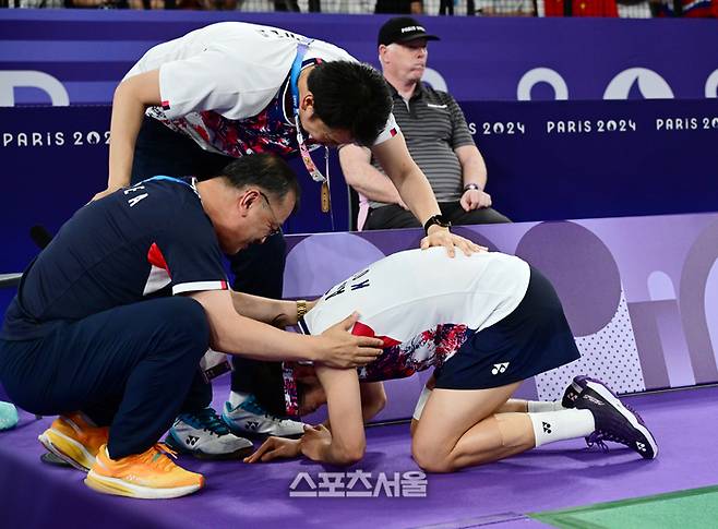 배드민턴 국가대표 안세영(가운데)이 5일(한국 시간) 프랑스 파리 포르트 드 라 샤펠에서 열린 2024 파리올림픽 배드민턴 여자 단식 결승전에서 중국의 허빙자오를 꺾고 금메달을 딴 뒤 코칭스태프 앞에 엎드려 울음을 터트리고 있다. 2024. 8. 5.  파리 | 박진업 기자 upandup@sportsseoul.com