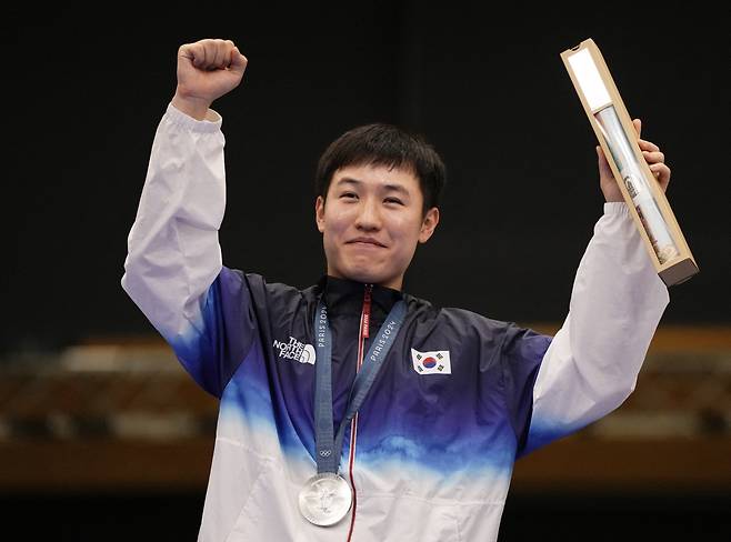 Paris 2024 Olympics - Shooting - 25m Rapid Fire Pistol Men's Victory Ceremony - Chateauroux Shooting Centre, Deols, France - August 05, 2024. Silver medallist Yeongjae Cho of South Korea poses with his medal. REUTERS/Amr Alfiky







<저작권자(c) 연합뉴스, 무단 전재-재배포, AI 학습 및 활용 금지>