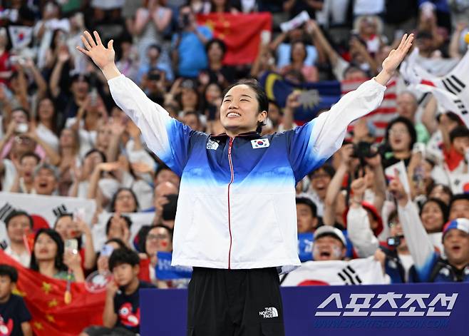 안세영이 5일(한국시각) 프랑스 파리 포르트드라샤펠 경기장에서 열린 파리올림픽 배드민턴 여자 단식 결승전에서 중국 허빙자오와 맞붙어 승리해 금메달을 땄다. 시상대에 오르는 안세영. 파리(프랑스)=정재근 기자 cjg@sportschosun.com/2024.8.5/