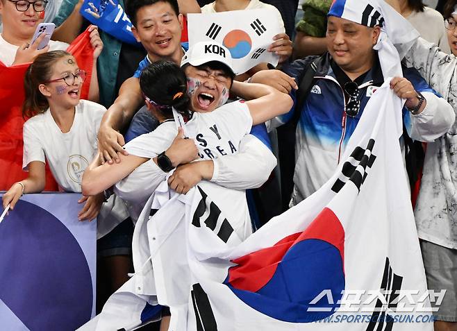 안세영이 5일(한국시각) 프랑스 파리 포르트드라샤펠 경기장에서 열린 파리올림픽 배드민턴 여자 단식 결승전에서 중국 허빙자오와 맞붙어 승리해 금메달을 땄다. 안세영이 관중석의 아버지와 포옹하고 있다. 파리(프랑스)=정재근 기자 cjg@sportschosun.com/2024.8.5/