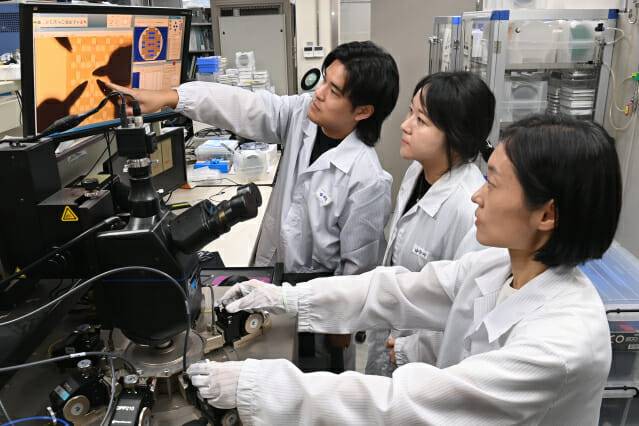 ETRI 연구진이 반도체 연구하는 모습(사진=ETRI)
