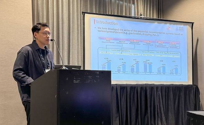 SIGIR 2024 컨퍼런스에서 박정 SKT 개인화모델링팀 매니저가 ‘원 모델 버전 2.0’의 알고리즘에 대해 발표하고 있는 모습.