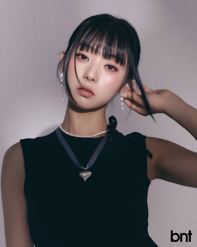 드레스는 시에, 네크리스는 로맨티누어, 이어링은 JYDDM 제품.