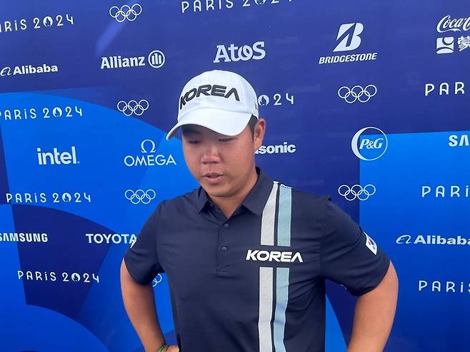김주형이 프랑스 파리 기앙쿠르에 위치한 르 골프 내셔널에서 열린 2024 파리올림픽 남자 골프 최종 라운드를 마친 후 취재진과 인터뷰를 하고 있다. /뉴스1
