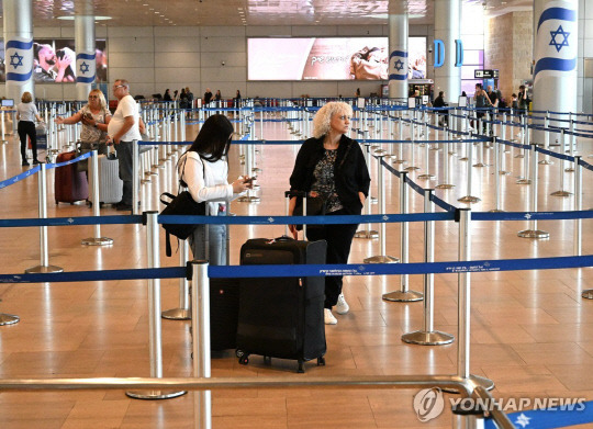 이란의 보복 공격 우려 속에 각국이 항공기 운항을 취소하면서 텅 빈 이스라엘 벤구리온 공항 출국장. UPI 연합뉴스