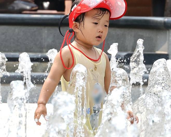 5일 대구 서구 평리공원 바닥분수에서 어린이들이 즐거운 한때를 보내고 있다. 연합뉴스